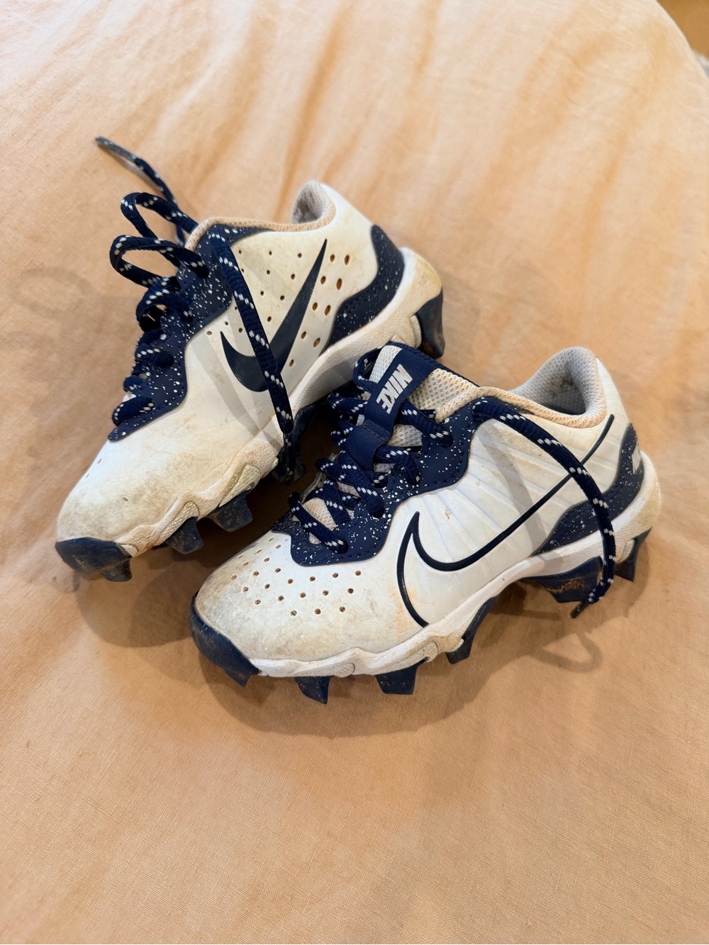 Nike Kids White and Navy Baseball Cleats with Speckled Laces